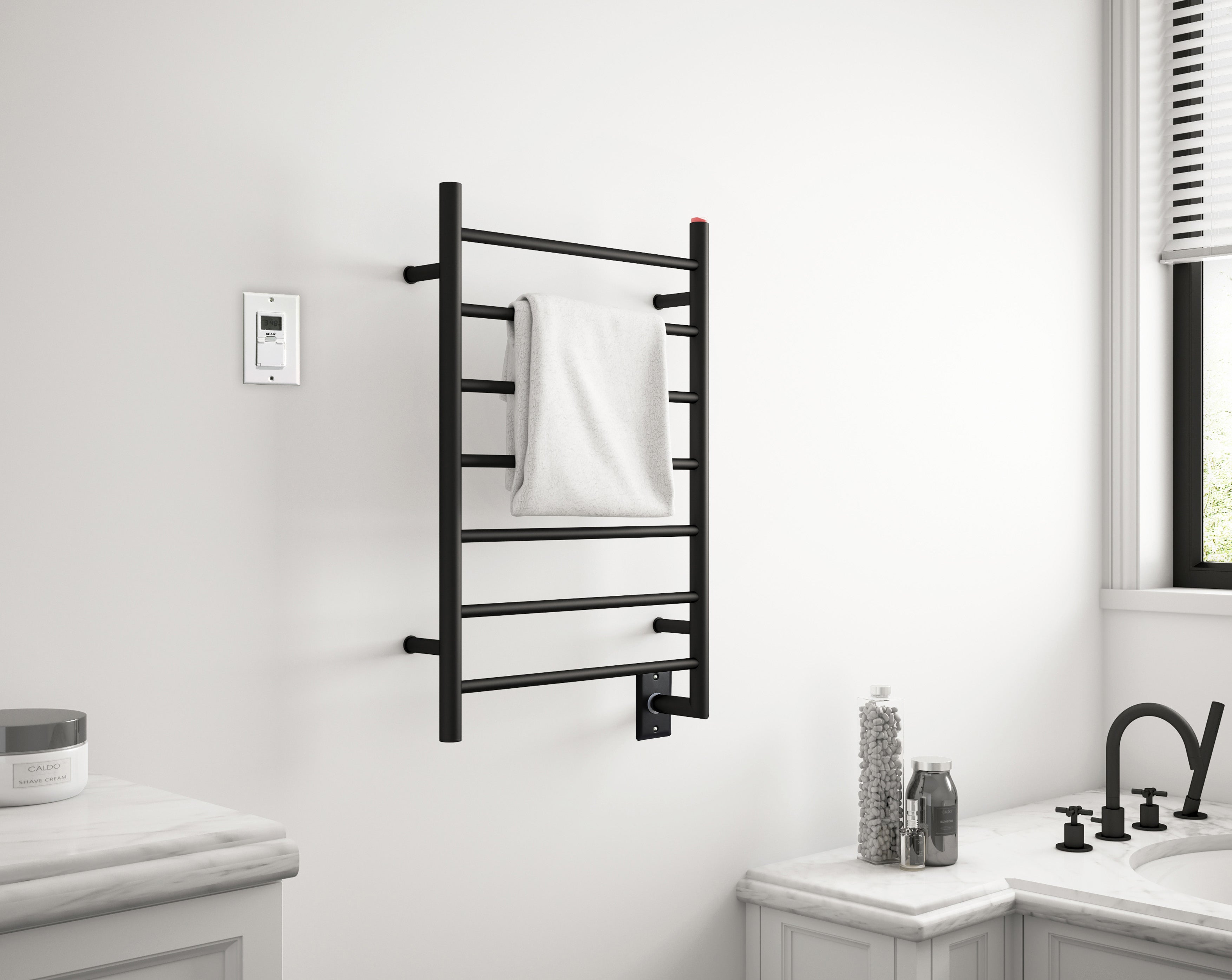 Chauffe-serviettes Comfort à 7 barres câblé en noir mat avec minuterie murale