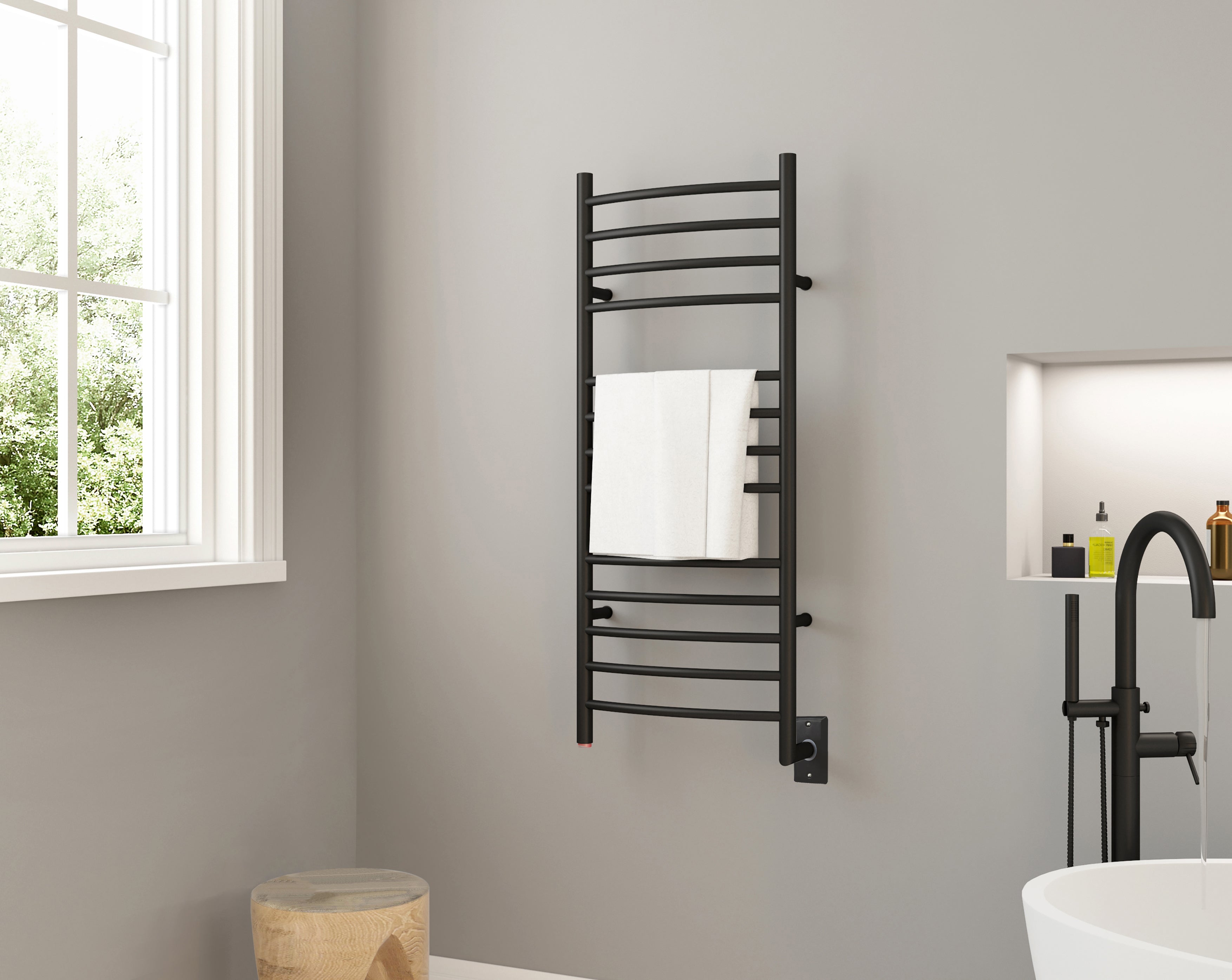 Svelte Chauffe-serviette électrique et support de séchage arrondis de 40 po, noir mat